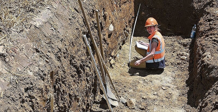 Die Leiterin der archäologischen Sondierungsgrabungen, Stefanie Brunner, erfasst Fundstellen im Rahmen der Nachgrabung beim Knoten Affolternstrasse exakt, um sie für die Forschung zu erschliessen. Der Raum Obfelden – Ottenbach ist seit über 6000