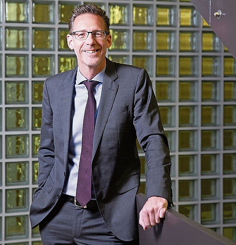 Fast alle Raserunfälle gehen über seinen Tisch: Staatsanwalt Michael Huwiler, Leiter Strassenverkehr der Staatsanwaltschaft des Kantons Zürich. (Bild zvg) Fast alle Raserunfälle gehen über seinen Tisch: Staatsanwalt Michael Huwiler, Leiter Strassenverkehr der Staatsanwaltschaft des Kantons Zürich. (Bild zvg)
