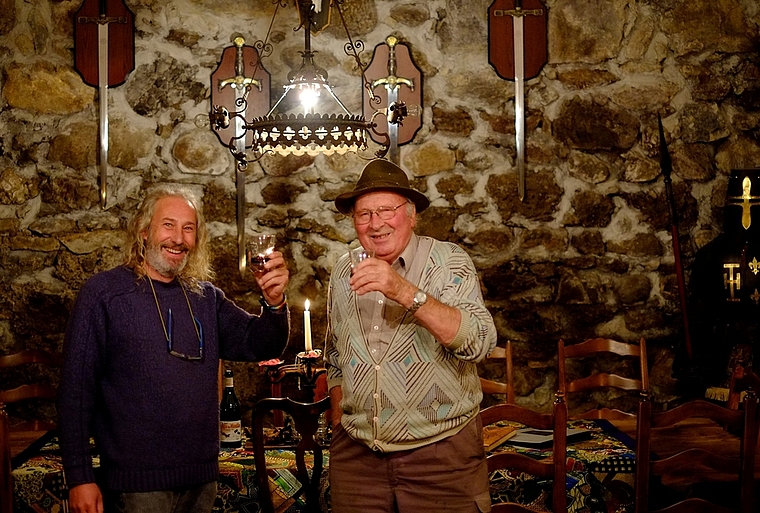 Heinz Fischlin (links) und Bernhard Stübi stossen im Rittersaal der neuen Besenbeiz beim Restaurant Schweikhof auf gutes Gelingen an. (Bild Martin Platter)