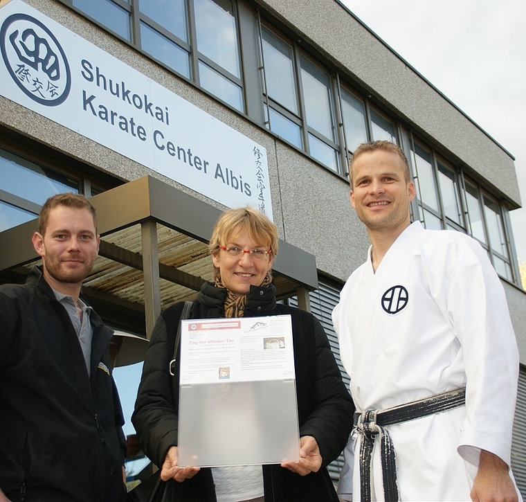 Spendenübergabe an der Lindenmoosstrasse 10 in Affoltern: Ruth Meierhofer, Leiterin Ökonomie und Verwaltung am Kispi-Rehazentrum mit «Allrounder» Fabian Wyss (links) und Karateka Andi Müller. (Bild Thomas Stöckli)