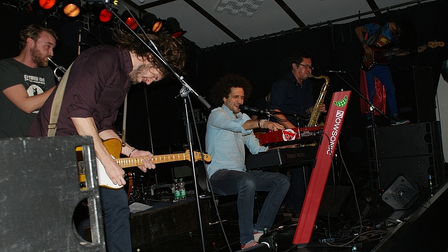 Geballte Ladung an musikalischer Energie: Andy Frasco (Mitte) mit seiner U.N.-Band. Geballte Ladung an musikalischer Energie: Andy Frasco (Mitte) mit seiner U.N.-Band.