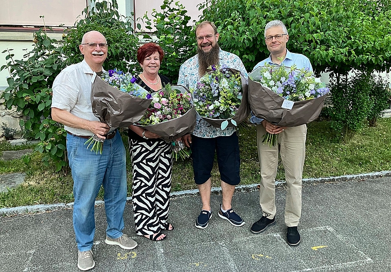 Sie wurden mit Dank und Blumen verabschiedet (von links): RPK-Aktuar Willi Zeller und die Gemeinderatsmitglieder Marlies Salzmann, Daniel Suter und Rolf Hauenstein. (Bild Marianne Voss)