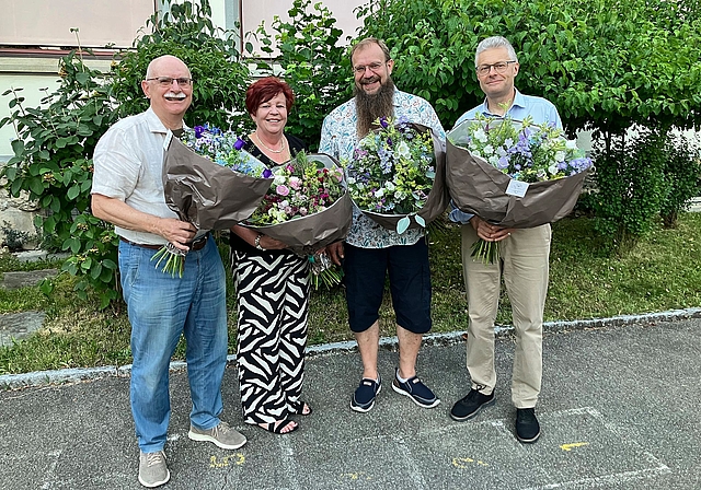 Sie wurden mit Dank und Blumen verabschiedet (von links): RPK-Aktuar Willi Zeller und die Gemeinderatsmitglieder Marlies Salzmann, Daniel Suter und Rolf Hauenstein. (Bild Marianne Voss)