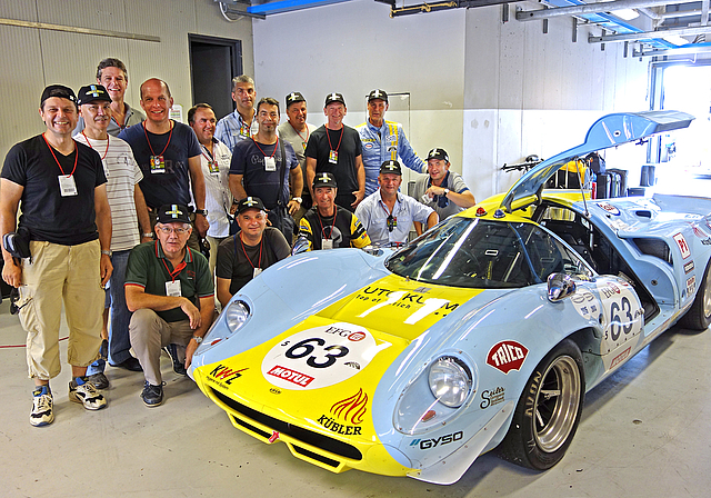 Die Jungunternehmer Säuliamt zu Besuch bei ihrem Mitglied Toni Seiler (hinten rechts), der mit dem Lola aus dem Jahre 1968 das Classic-Race auf dem Autodrom in Monza bestritt. (Bild zvg.)