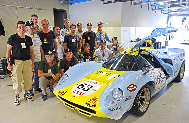 Die Jungunternehmer Säuliamt zu Besuch bei ihrem Mitglied Toni Seiler (hinten rechts), der mit dem Lola aus dem Jahre 1968 das Classic-Race auf dem Autodrom in Monza bestritt. (Bild zvg.)
