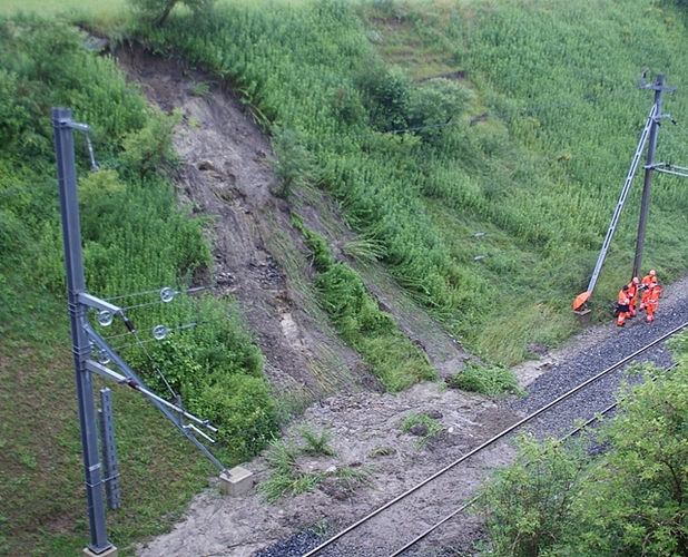 Erdrutsch beim Chrüzacher: Die S 9 und S 15 waren für knapp vier Stunden unterbrochen. (Bilder Thomas Stöckli)
