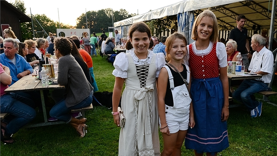 Kerstin, Mia und Laurence geniessen die schlichte Chilbi-Stimmung.
