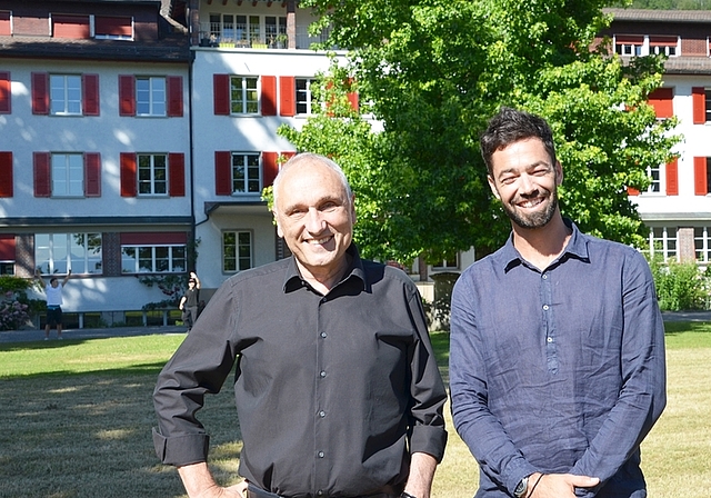 Ruedi Jans (links) übergibt die Leitung des Schul- und Berufsbildungsheims Albisbrunn an Philipp Eder. <em>(Bild Thomas Stöckli)</em>