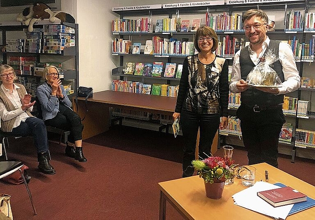 Irene Scheurer dankt Lukas Bärfuss mit einem Teelicht in Form einer Krone für die «krönende Erleuchtung in seinem Schreiballtag». (Bild Christine Häusermann)