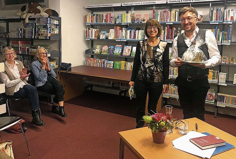 Irene Scheurer dankt Lukas Bärfuss mit einem Teelicht in Form einer Krone für die «krönende Erleuchtung in seinem Schreiballtag». (Bild Christine Häusermann)