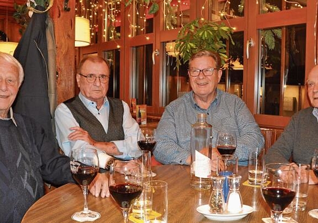 Politik ist am Stammtisch – hier im Restaurant Krone in Affoltern – natürlich immer ein Thema: Toni Bortoluzzi (2. v. r.) mit den Kollegen Theo Fischer, Hans-Ulrich Noser und André Ruchti (von links). (Bild Werner Schneiter)