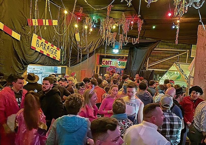 Gedränge um Essensausgabe und am Bar-Eingang.

