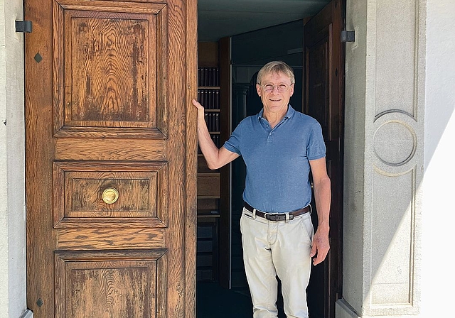 Pfarrer Werner Schneebeli an der Tür der reformierten Kirche Affoltern, wo er während 30 Jahren Grüezi und Adieu gesagt hat. (Bild Marianne Voss)