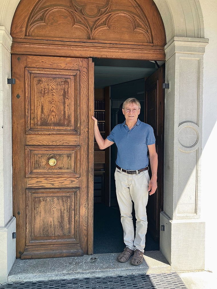 Pfarrer Werner Schneebeli an der Tür der reformierten Kirche Affoltern, wo er während 30 Jahren Grüezi und Adieu gesagt hat. (Bild Marianne Voss)