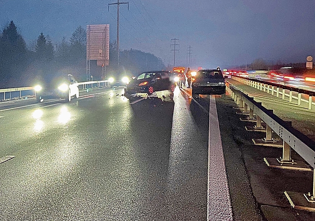 Die Unfallstelle auf der Autobahn.(Bild Kantonspolizei Zug)