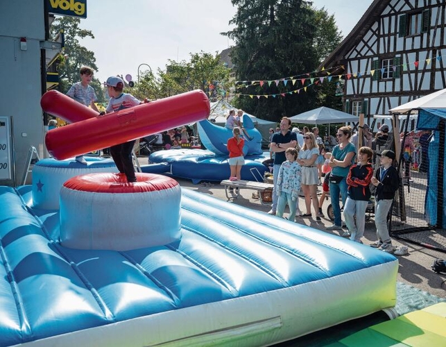 Die Kinder in Rifferswil probierten den jeweils anderen runterzuschubsen, ohne selbst zu fallen.