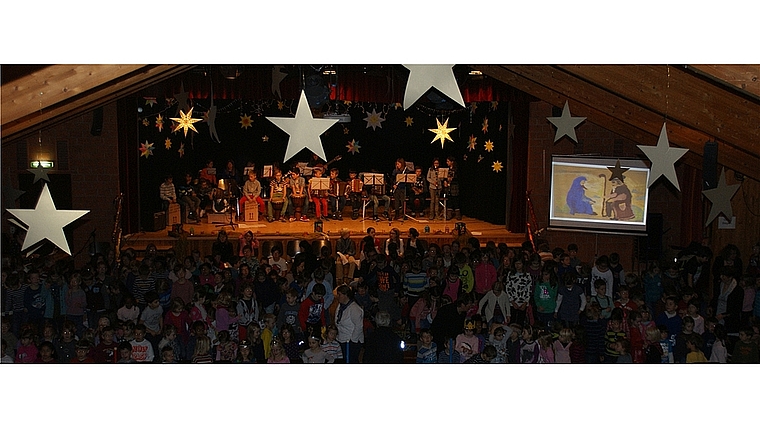 Beim Weihnachtssingen im Gemeindesaal wirkten alle Primarschüler und Kindergartenkinder mit. (Bild Thomas Stöckli)