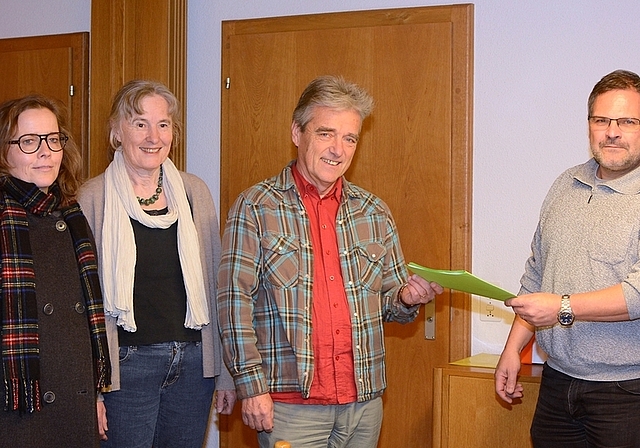 Die Erstunterzeichner Petra Veyre-Ruppen (links), Marianne Moser und Urs Moser übergeben Rifferswils Gemeindepräsident Marcel Fuchs (rechts) eine Petition gegen die Aufrüstung der Mobilfunkantenne auf dem Bauernhof Lindenhof in Rifferswil. (Bild M