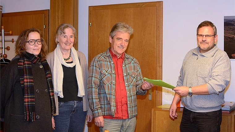 Die Erstunterzeichner Petra Veyre-Ruppen (links), Marianne Moser und Urs Moser übergeben Rifferswils Gemeindepräsident Marcel Fuchs (rechts) eine Petition gegen die Aufrüstung der Mobilfunkantenne auf dem Bauernhof Lindenhof in Rifferswil. (Bild M