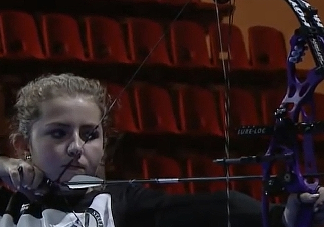 Volle Konzentration: Janine Hunsperger mit ihrem hochmodernen Compound-Bogen am Indoor-Weltcup-Turnier in Nîmes. (Screenshot)