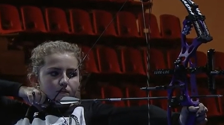 Volle Konzentration: Janine Hunsperger mit ihrem hochmodernen Compound-Bogen am Indoor-Weltcup-Turnier in Nîmes. (Screenshot)