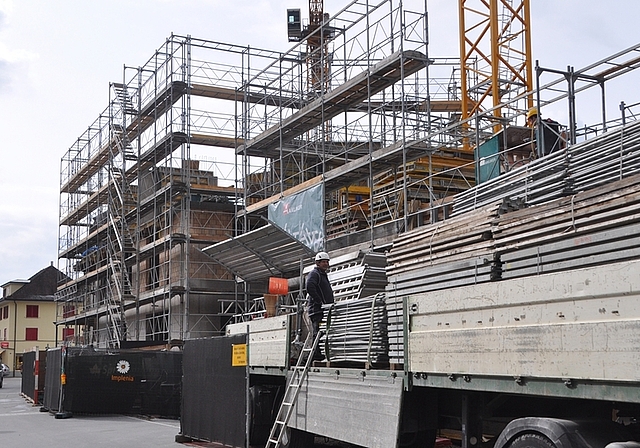 Günstige Hypotheken und durch Zuwanderung bedingte hohe Nachfrage nach Wohnraum heizen die Bautätigkeit an, wie hier im Zentrum von Affoltern. Dadurch steigen die Immobilienpreise an. (Bild Werner Schneiter)