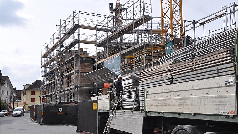 Günstige Hypotheken und durch Zuwanderung bedingte hohe Nachfrage nach Wohnraum heizen die Bautätigkeit an, wie hier im Zentrum von Affoltern. Dadurch steigen die Immobilienpreise an. (Bild Werner Schneiter)