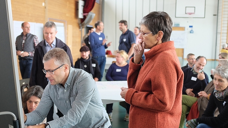 An der Rifferswiler Zukunftswerkstatt wurde intensiv an neuen Ideen für die Gemeinde gearbeitet. (Bild Salomon Schneider)
