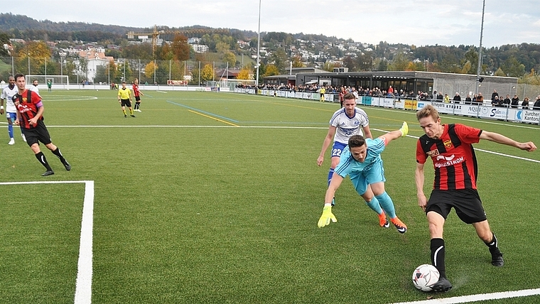 Eine Schlüsselszene: Brüniger umkurvt Keeper Merlo und passt zur Mitte; statt dem 1:1-Ausgleich fällt im Gegenzug das 2:0 für Tuggen. <em>(Bild Kaspar Köchli)</em>