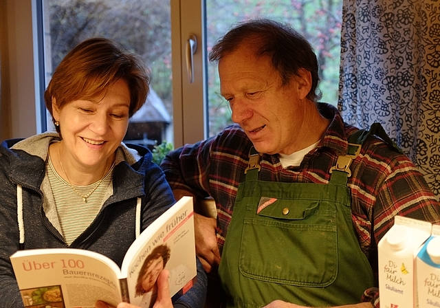 Carole Locher und ihr Mann Werner setzen sich für faire Milchpreise ein. Mit ihrem Beitrag zum Kochbuch «Kochen wie früher, international» tragen sie die Idee der fairen Milch Säuliamt in die Welt hinaus. <em>(Bild Salomon Schneider)</em>
