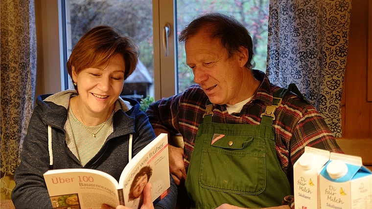 Carole Locher und ihr Mann Werner setzen sich für faire Milchpreise ein. Mit ihrem Beitrag zum Kochbuch «Kochen wie früher, international» tragen sie die Idee der fairen Milch Säuliamt in die Welt hinaus. <em>(Bild Salomon Schneider)</em>