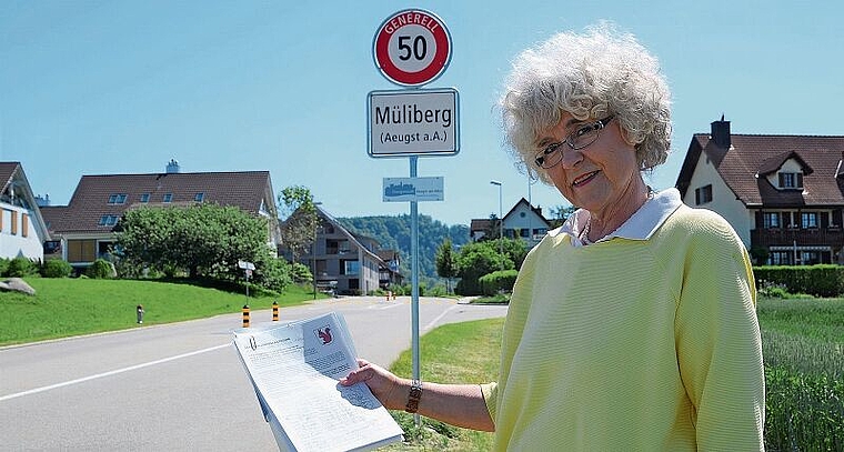 «Offene Türen eingerannt»: Margie Müller mit ihrer Petition gegen den Motorenlärm in Müliberg. (Bild Thomas Stöckli)
