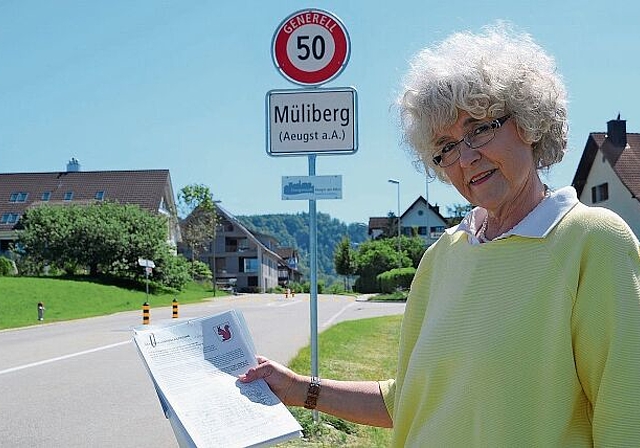 «Offene Türen eingerannt»: Margie Müller mit ihrer Petition gegen den Motorenlärm in Müliberg. (Bild Thomas Stöckli)