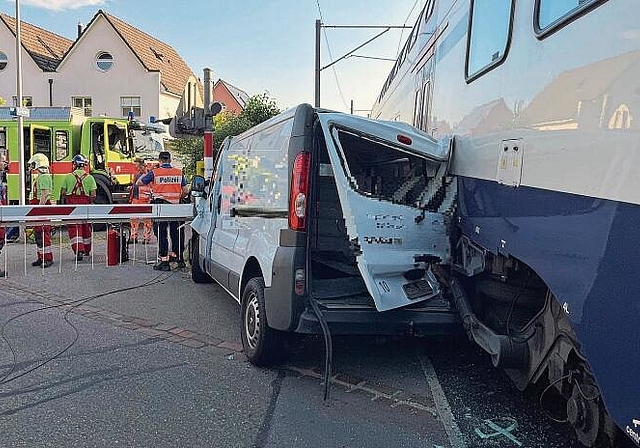 Die Unfallstelle am Dienstagabend in Affoltern beim Bahnübergang an der Giessenstrasse. (Bild Kantonspolizei Zürich)