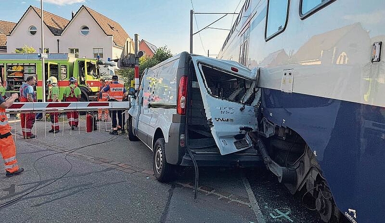 Die Unfallstelle am Dienstagabend in Affoltern beim Bahnübergang an der Giessenstrasse. (Bild Kantonspolizei Zürich)