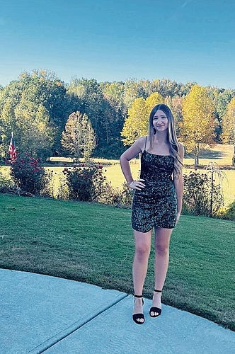 Für den Herbstball an ihrer Highschool hat Eveline sich ein Kleid gekauft.