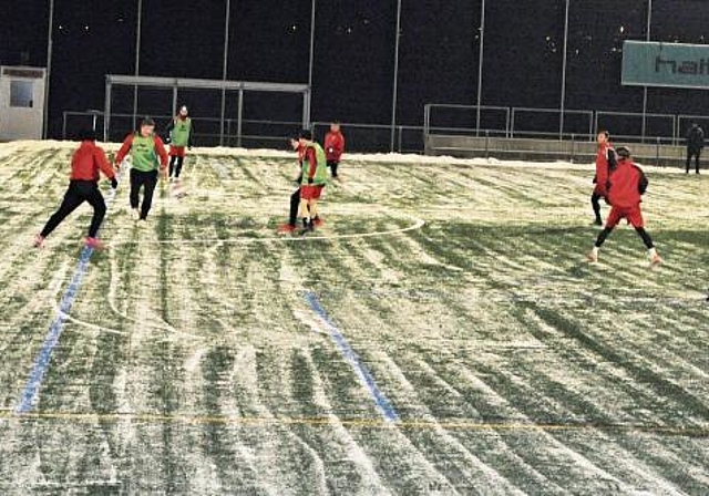 Bevor WB am vergangenen Freitag trainieren konnte, war für die Spieler Schneeschaufeln angesagt. (Bild Kaspar Köchli)