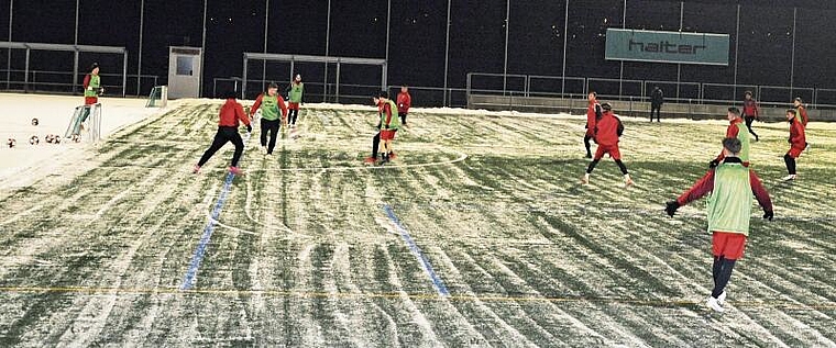 Bevor WB am vergangenen Freitag trainieren konnte, war für die Spieler Schneeschaufeln angesagt. (Bild Kaspar Köchli)