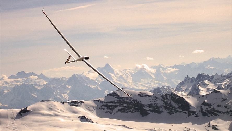 Ueli Messmer aus Ottenbach in seinem Elektrosegler«Antares» über dem Wallis im April 2015.
