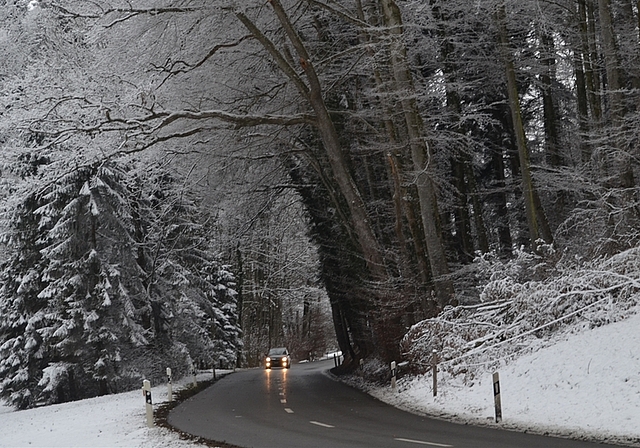 Schwarze Strasse – trotzdem kann es glatt sein. (Archivbild)