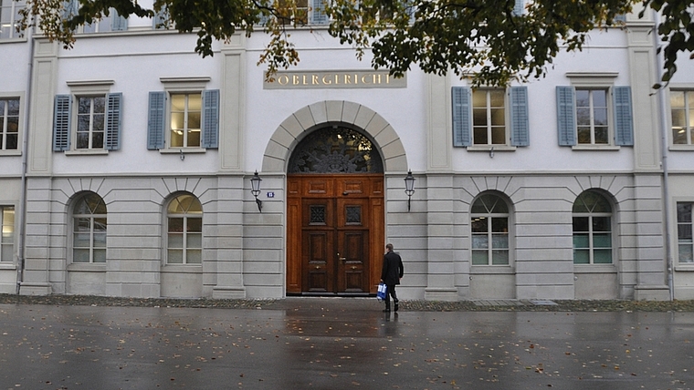 Auch für das Obergericht in Zürich ist erwiesen, dass der Mann das Auto nach Beschädigung eines parkierten PWs nach Hause gelenkt hat. (Bild Werner Schneiter)