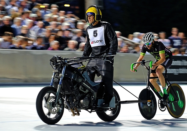 Ein letztes Mal mit Highspeed an der Zuschauertribüne vorbei: Dino Rey mit Michael Alborn an der Rolle. <em>(Bild Martin Platter)</em>