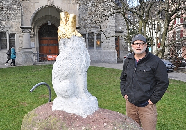 Kopf aus Blattgold und gegen den Himmel gerichtet: das Werk «Der Streuner» vor der St.-Jakob-Kirche am Stauffacher in Zürich. <em>(Bilder Werner Schneiter)</em>
