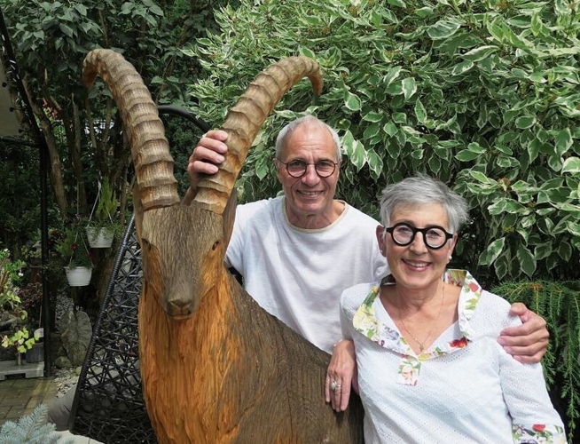 Susanne Crimi und Kurt Birrer lieben üppige Gartendekoration. (Bilder Regula Zellweger)