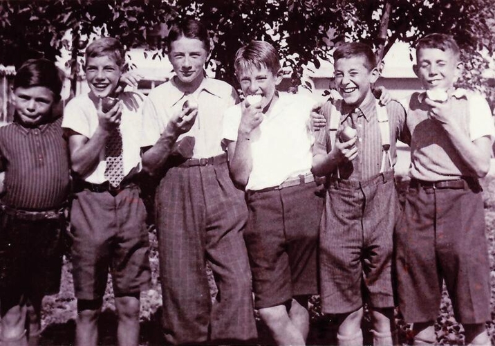 Die Säuliämtler Turnerkollegen und «Apfelkiller» 1945 und 1995 von links: «Kure» Kurt Werner, «Kübeli» Heinrich Meier, «Rote Hans» Otto Studer, «Säderli» Ruedi Häberling, «Knorrli» Adolf Gut und «Böbel» Paul Stehli. (Bilder Familienarchiv Ruedi Häberling)