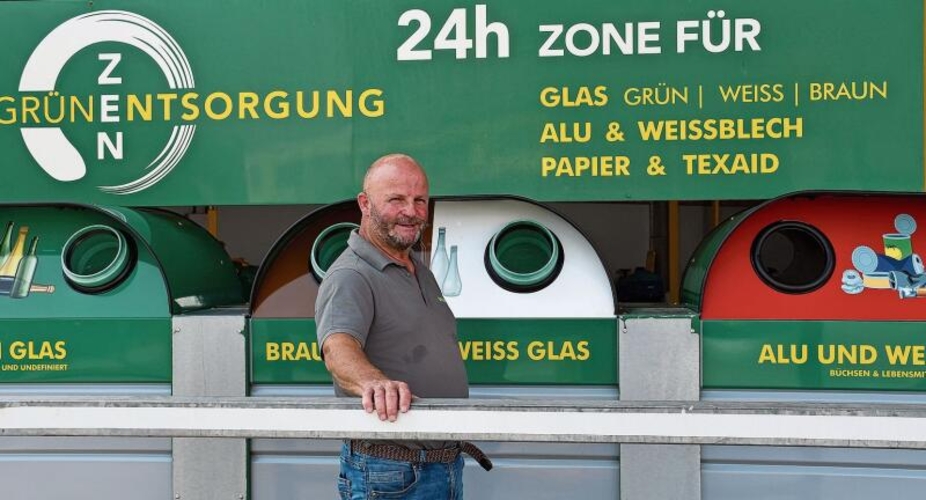 Peter Schmid vor den Sammelcontainern. Auf seinem Areal ist ab Januar deutlich mehr Betrieb zu erwarten. (Bild Livia Häberling)