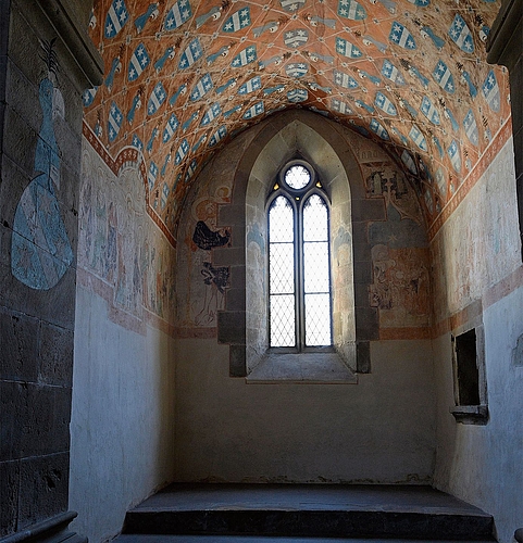 Das Kloster Kappel entwickelte sich im 14. Jahrhundert zunehmend zu einem Zentrum des niedrigen Habsburger Adels. Die dem heiligen Stephan gewidmete südlichste Kapelle des Klosters diente der Familie Gessler als Grabkapelle. Heinrich Gessler, einer der einflussreichsten Adligen im Mittelland, stiftete dem Kloster im Jahr 1387 eine stattliche Summe Geld.