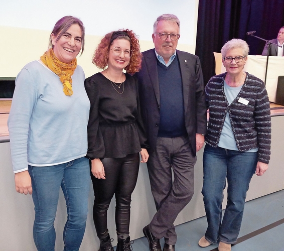 Sie informierten über die Schulraumentwicklung in Mettmenstetten: Rebekka Heggli (Primarschulpflege), Melanie Vollenweider (Primarschulpräsidentin), Fabio Oetterli (Gemeinderat) und Vreni Spinner (Gemeindepräsidentin). 