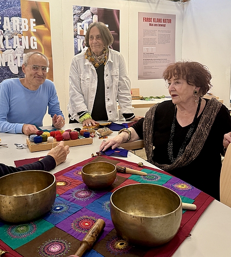 Kunst gemeinsam erfahren und erleben: Kreativworkshop unter der Leitung von Elisabeth Danuser (Mitte). (Bild Brigitte Reemts Flum)