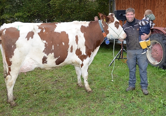 Besitzer Ueli Ehrler mit Sohn Marc freut sich: Seine Kuh Bernina ist «Miss Maschwanden». (Bild Martin Mullis)